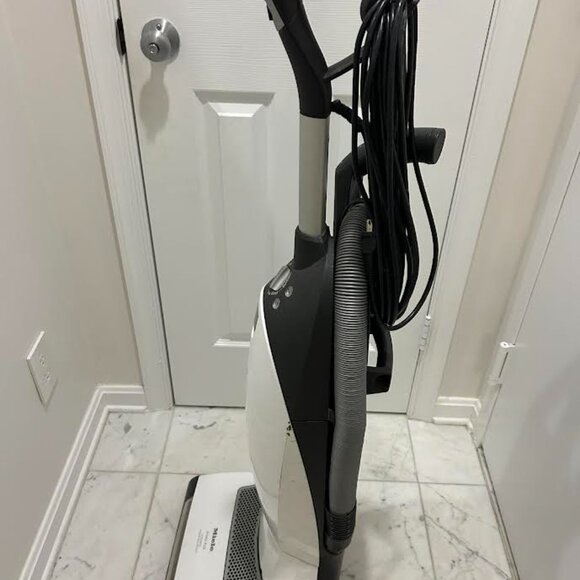 Miele Calypso 300 Vacuum Cleaner - Picture 5 of 6